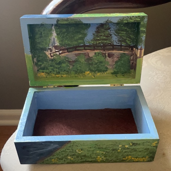 Stunning signed covered bridge hand painted artesian jewelry, trinket box - Picture 9 of 14
